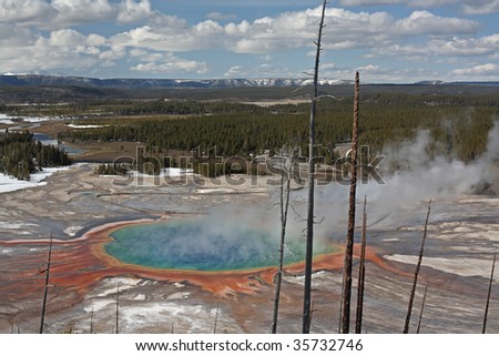 Grand prismatic spring in the Yellowstone national park
