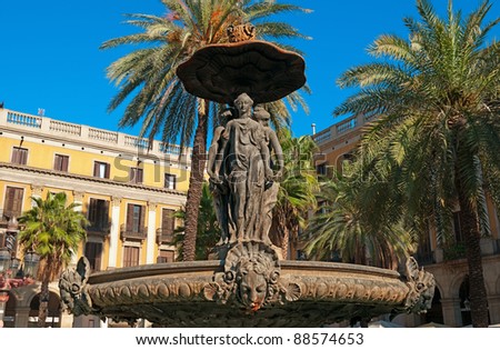 Fountain at Plaza Real. Plaza Real (PlaÃ§a Reial) lies next to La Rambla and constitutes a well-known touristic attraction.