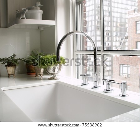 kitchen\'s faucet