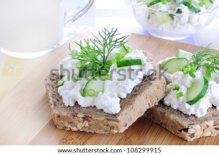 Sandwich with cottage cheese, cucumber and chives