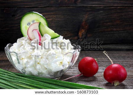 Cottage cheese with radish and cucumber