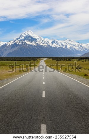 The Road to Mount Cook / Aoraki, Mount Cook National Park, New Zealand' South Island.