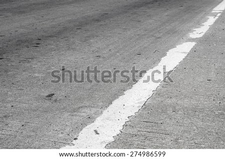 straight line at side way of road