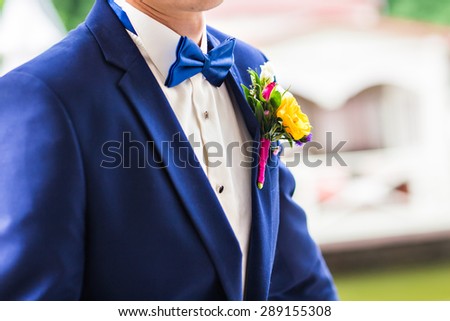 the blue bow tie of the groom