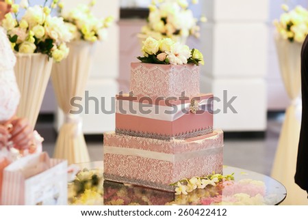 wedding pink box for gifts with yellow roses