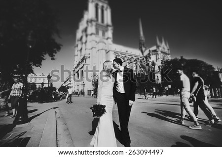 Lucky in Love Romantic wedding couple in beautiful Paris