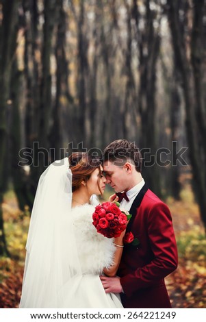 fashion wedding couple in wood backgrond, autumn wedding