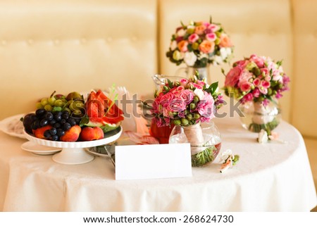 Fruit stil vase with flowers white tablecloth