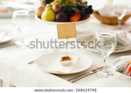 seat at the wedding table card cake plate with fruits