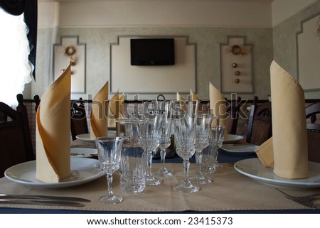 dinner table with yellow  place-mats and napkins
