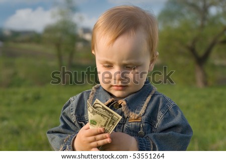 The child studies to count money.