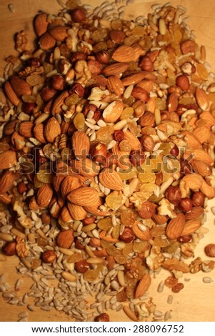 Seeds mix : pine buds, almonds, hazelnuts, sunflower seeds, raisins, walnut kernels