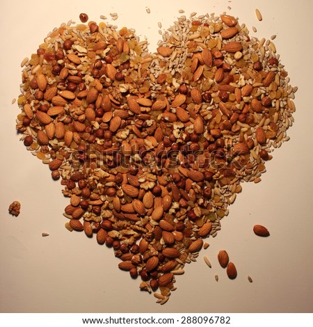 Seed Heart : pine buds, almonds, hazelnuts, sunflower seeds, raisins, walnut kernels