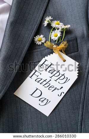 Congratulations to Father\'s Day on the card and daisies in the pocket men\'s jacket