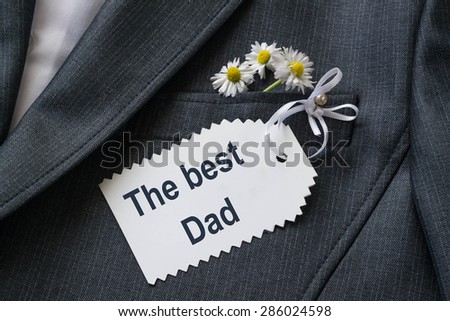 Surprise for dad in a jacket pocket: the wishes of the card and daisies