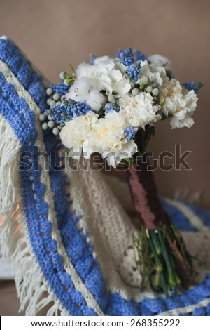 Beautiful blue and white flowers to knit scarf