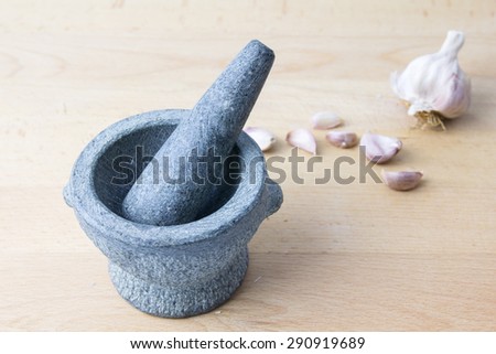 prepare the compound keeps to cook a meal (mortar with garlic)