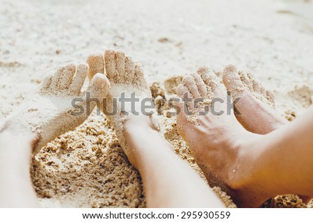 close-up  \
couple of feet in the sand by the sea, their fingerprints