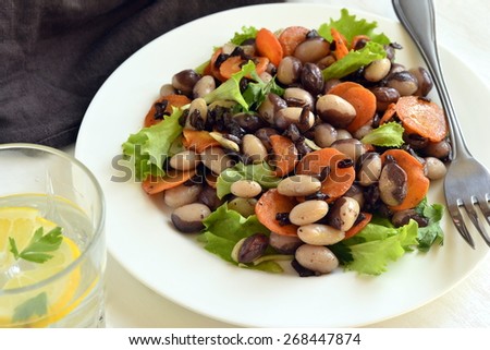 Beans salad with carrots and black rice