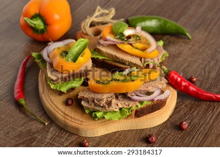 Sandwiches with boiled beef, vegetables and sauce on rye bread
