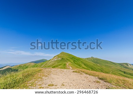 the long path through the mountain ridge