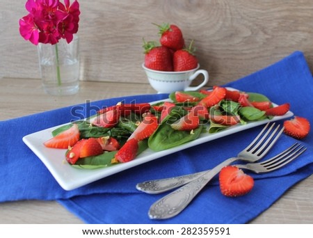 Light salad with spinach and strawberries