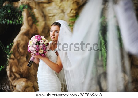 bride pose with long veil