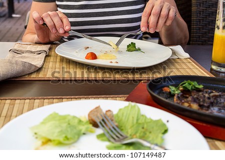 A table for two, the end of dinner in a restaurant