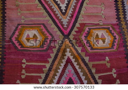 Detail pattern central parts wool rug with geometric pattern