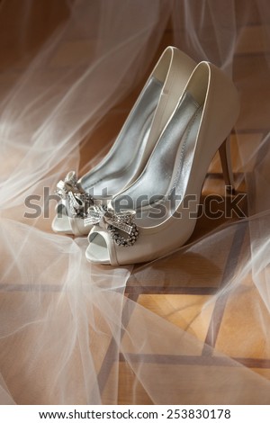 bride white open toe shoes decorated with bow and strass
