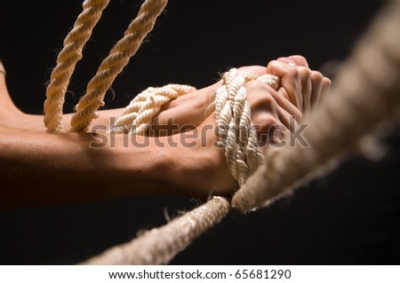 Men\'s hands hold tight rope