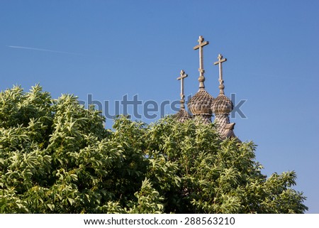 wooden dome of Temple of Saint George in Kolomenskoye out from behind the trees
