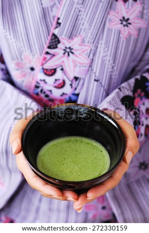 It is movement to hold out powdered green tea in a kimono.