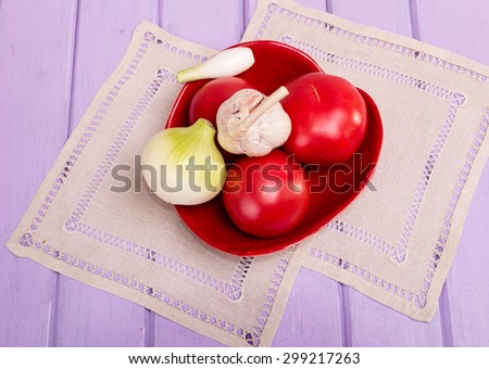 Spaghetti ingredients: tomatoes. garlic, onion in a heart shape bowl