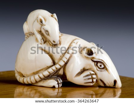 Antique ivory Japanese rat  netsuke made in the  1800\'s.