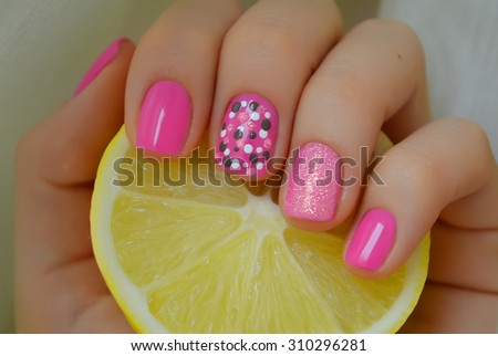 Nict pink nail art with grey and white dots. Photo with lemon