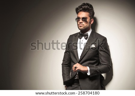 Side view of a elegant business man looking away from the camera while holding his hand in pocket.
