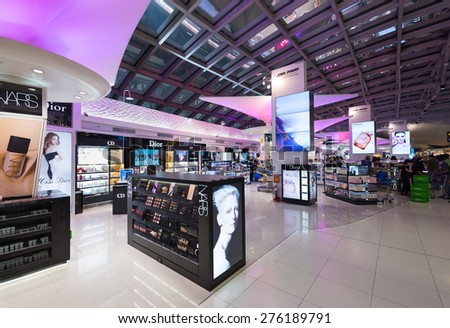BANGKOK - MARCH 18; 2015: Unidentified people shop at duty free cosmetics boutiques at the International Airport Suvarnabhumi which is the sixth busiest airport in Asia.