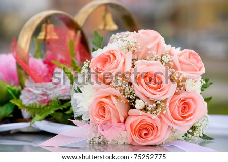 brides bouquet of roses against car wedding decoration