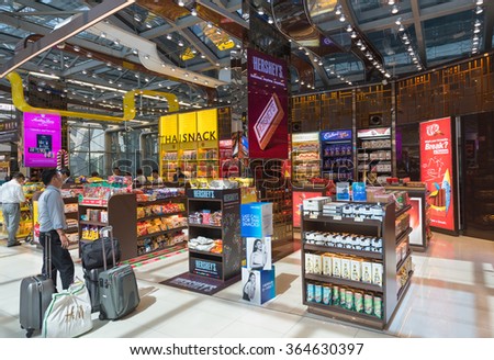 BANGKOK - DECEMBER 17, 2015: Unidentified people shop goods at the duty free shop \