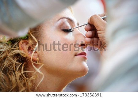 Bridal make-up in the morning of wedding day