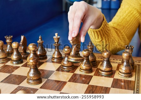 Maneuver the horse in chess game