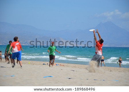 ALICANTE, SPAIN - APR 27: Sevilla's Frisbillanas Team wearing green competing in the First Ultimate Frisbee Tournament held at San Juan Beach in Alicante, April 24, 2014.