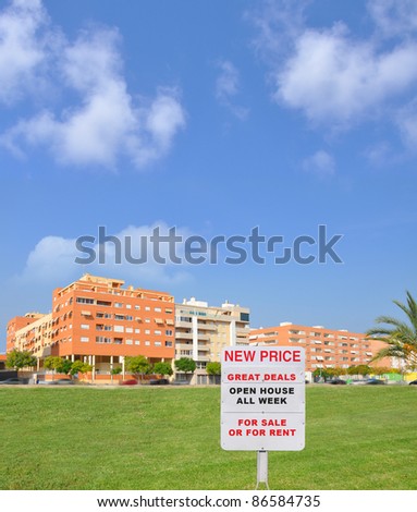 Realtor Coming Soon Condominium Complex Sign on Grass in Front of Multiple Dwelling Residences Buildings in próxima Urban City Residential Neighborhood on Sunny Blue Sky Day