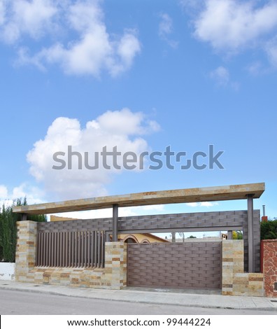 Modern Mediterranean Style Stone and Metal Driveway Gate Entrance