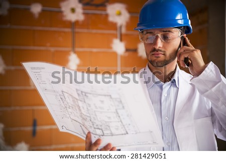 The architect contor the plans with the worker