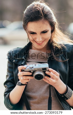 the laughing woman watches the photos photographed on a camera