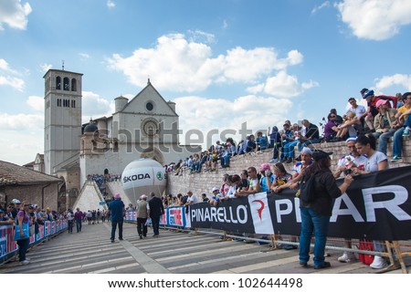 ASSISI, PERUGIA, ITALY - MAY 15: Many persons waiting for cyclists during the 10th stage of 2012 Giro d\'Italia on May 15, 2012 in Assisi, Perugia, Italy