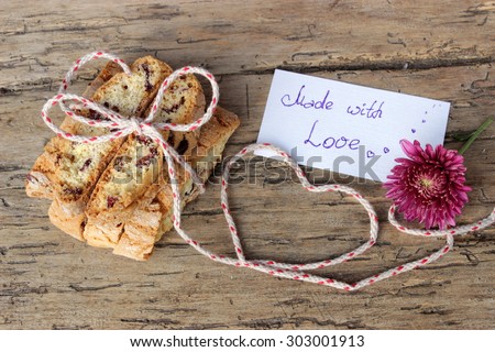 Cookies with heart and message: made with love