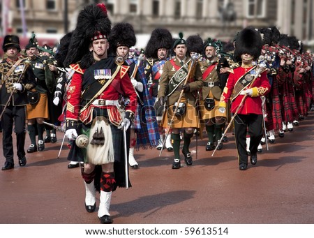 stock photo : GLASGOW- AUGUST 9 : A Scottish Highland Military Tattoo Band 